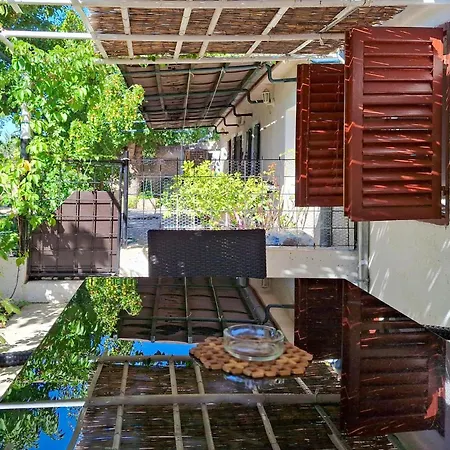 In With Kitchen Vikendica Konjevrate