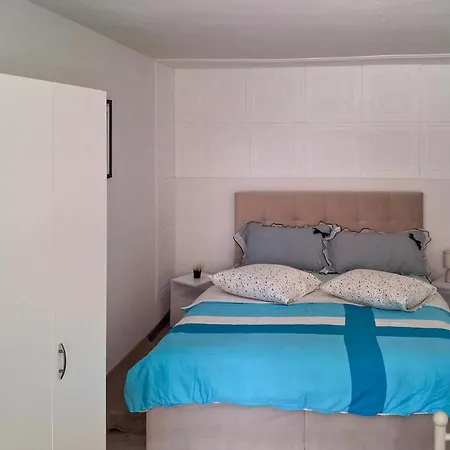 Prázdninový dům In With Kitchen