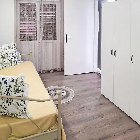 Vikendica In With Kitchen